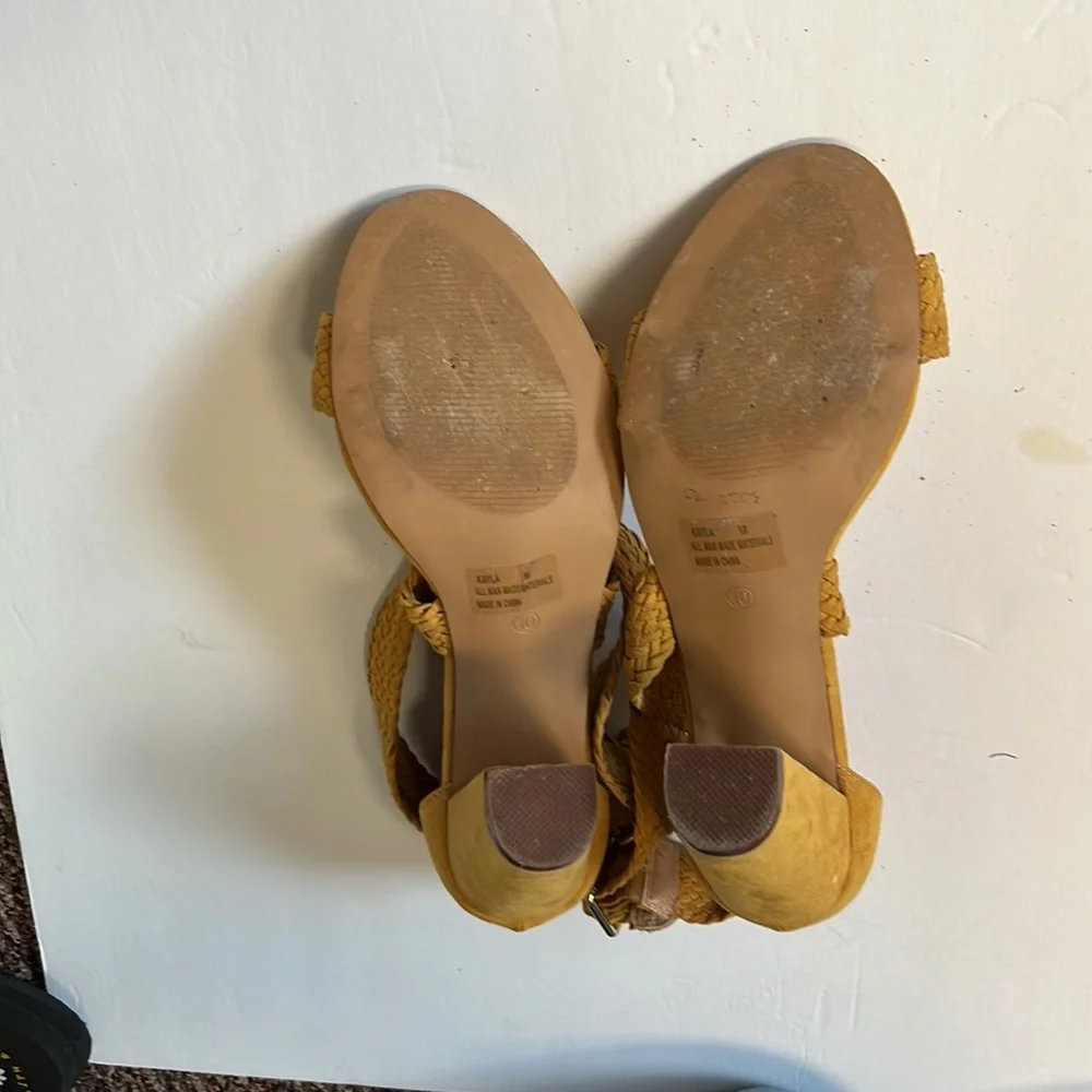 Mustard colored heels - Picture 4 of 7